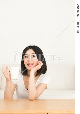 部屋でマグカップを持つ女性 7076362