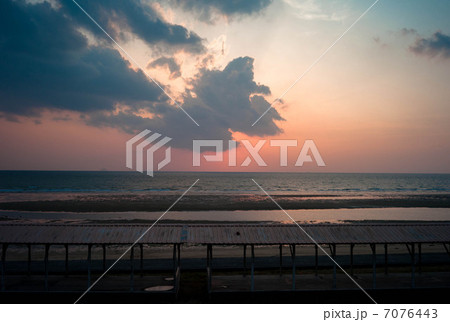 瀬戸内の砂浜の夕やけ 7076443