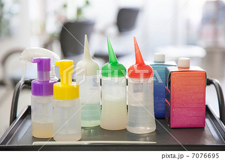 美容室イメージ　パーマ液　アプリケーター　写真素材 7076695