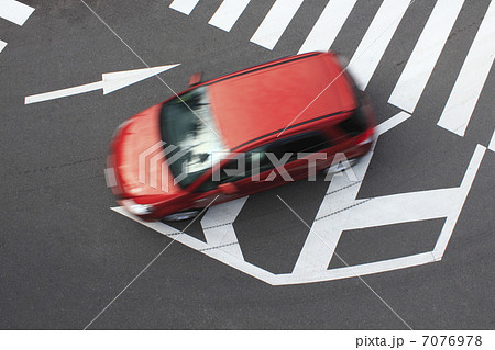 道路の交差点の白線の写真素材