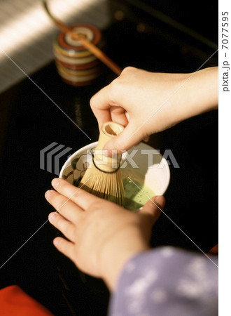 抹茶を点てる 7077595