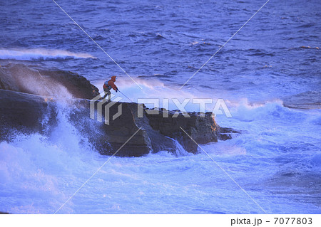 釣り人と波しぶき 7077803