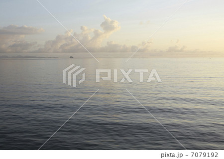 マラッカ海峡早朝の海 7079192