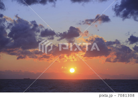 太平洋の日没 7081308