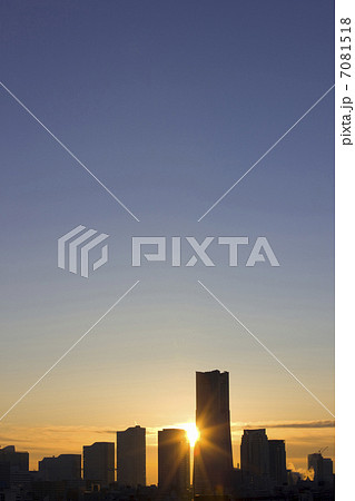 みなとみらいビル群と朝焼け 7081518
