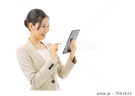 タブレットを持って悩むビジネスウーマン 7081633