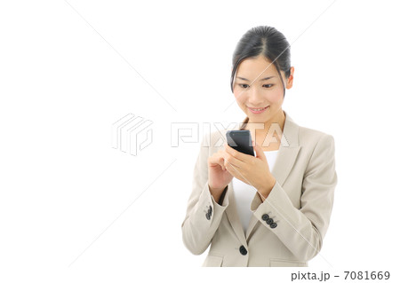 スマートフォンを見るビジネスウーマン 7081669
