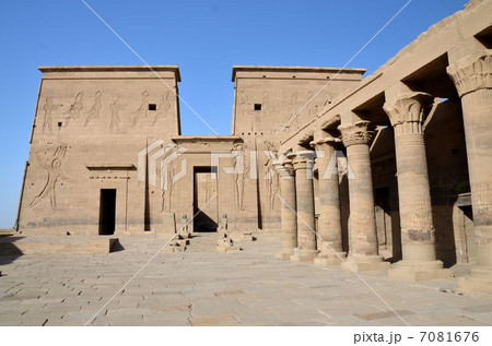 イシス神がホルス神を生んだフィラエ島のイシス神殿の第１塔門 7081676