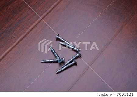 A few screws 7091121