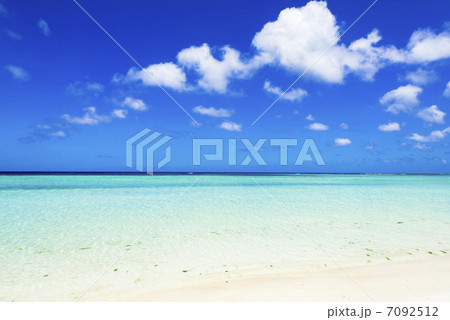 グアム島の海と空 7092512