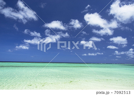 グアム島の海と空 7092513
