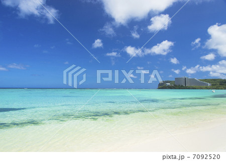 グアム島の海と空 7092520