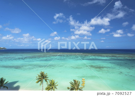 グアム島の海と空 7092527