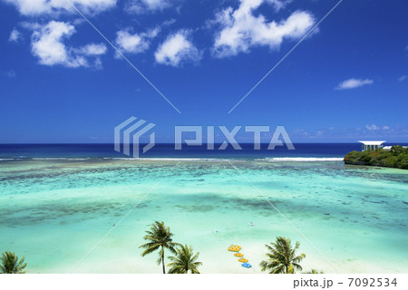 グアム島の海と空 7092534