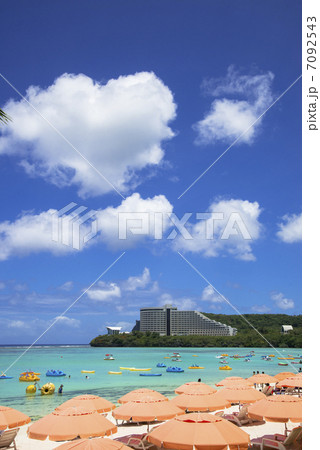グアム島の海とパラソル 7092543