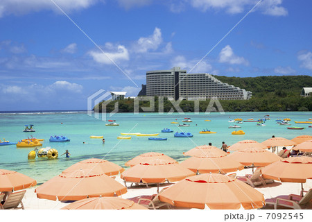 グアム島の海とパラソル 7092545