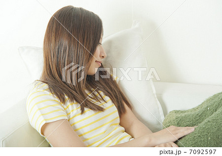 部屋でくつろぐ女性 7092597