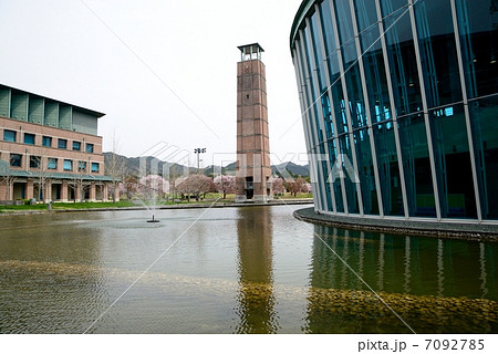 新入生を待つ春爛漫の高知県立　高知工科大学　図書館と時計塔 7092785