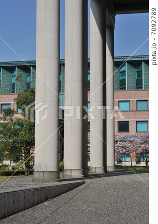 新入生を待つ春爛漫の高知県立　高知工科大学　本館前 7092789