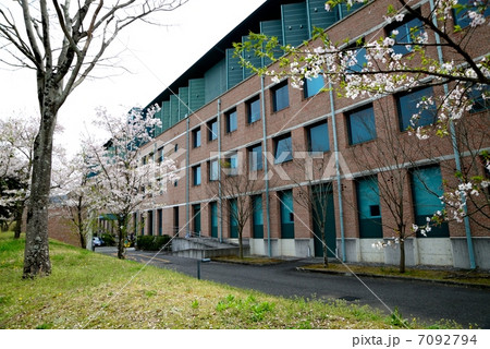 新入生を待つ春爛漫の高知県立 高知工科大学 B棟北側 新入生を待つ春爛漫の高知県立 高知工科大学 B棟北側 7092794