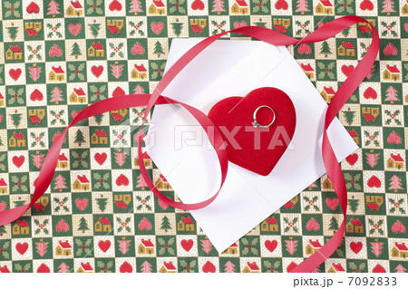 クリスマスプレゼントのダイヤのリングと赤いハートの小箱 7092833