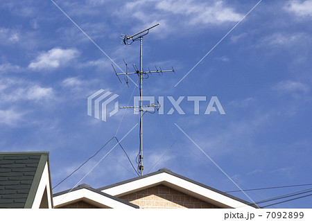 住宅の屋根の上のテレビのアンテナ 7092899