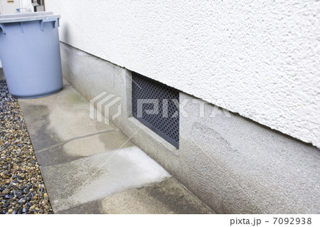 住宅の床下の換気口 7092938
