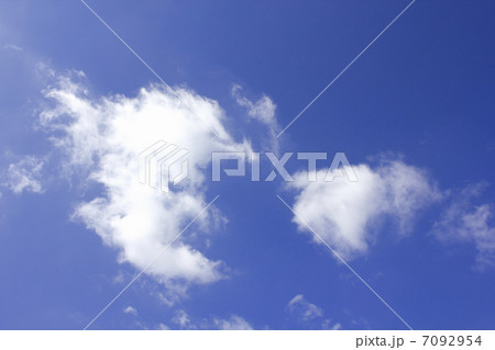 秋空にぽっかり浮いた白い雲 7092954