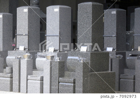 墓石店の店先に陳列した墓石 7092973