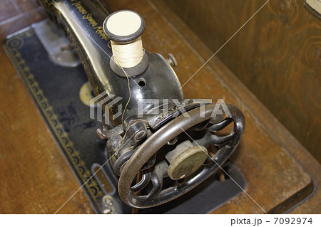 懐かしい手動式のミシン 懐かしい手動式のミシン 7092974