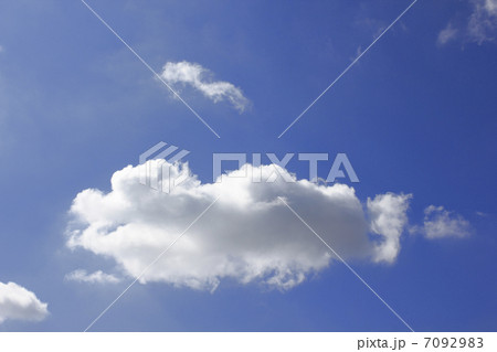 秋空にぽっかり浮いた白い雲 7092983