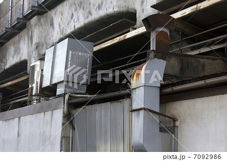 飲食店の油で汚れた排気ダクト 7092986