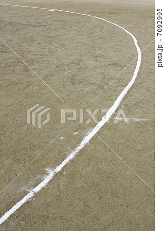 運動会のグラウンドのカーブの白線 7092995