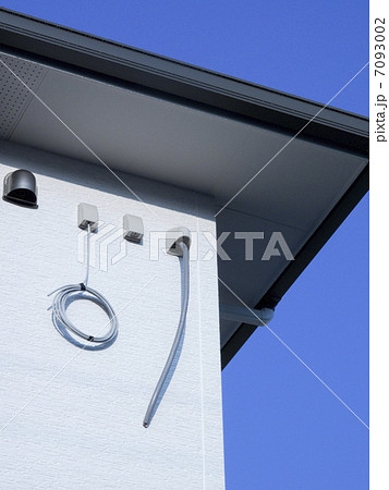 新築住宅の電気の引き込み線の写真素材