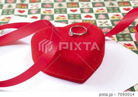 クリスマスプレゼントのダイヤのリングと赤いハートの小箱 クリスマスプレゼントのダイヤのリングと赤いハートの小箱 7093014