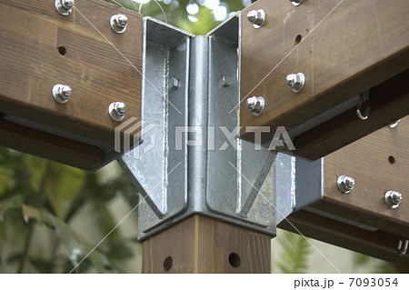 木の柱のジョイントの金具 7093054