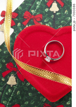 クリスマスプレゼントのダイヤのリングと赤いハートの小箱 クリスマスプレゼントのダイヤのリングと赤いハートの小箱 7093086