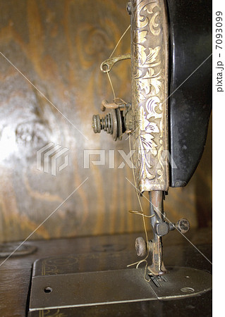 懐かしい手動式のミシン 懐かしい手動式のミシン 7093099