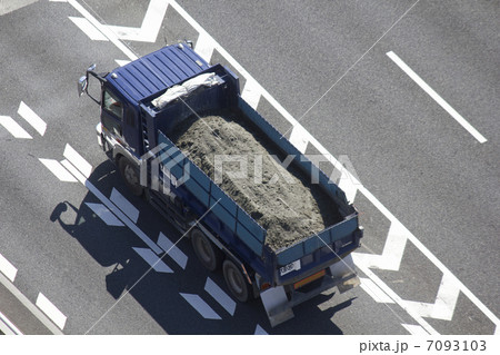 土砂を運ぶダンプカー 土砂を運ぶダンプカー 7093103