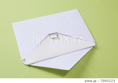 白い封筒に入れた手紙と指輪 白い封筒に入れた手紙と指輪 7093223