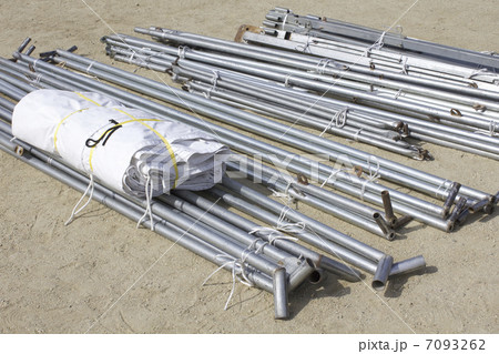 仮設テントの組み立て準備 7093262