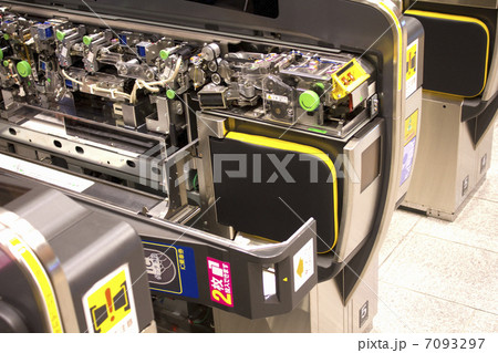 鉄道の自動改札機の内部 7093297