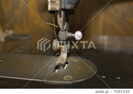 懐かしい手動式のミシン 懐かしい手動式のミシン 7093330