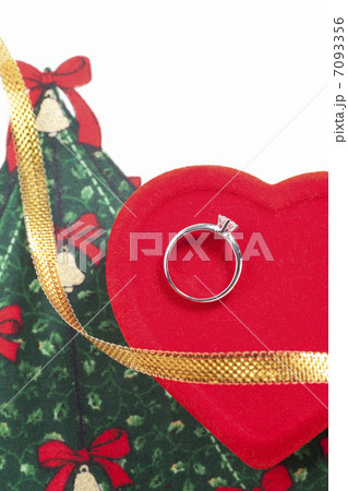 クリスマスプレゼントのダイヤのリングと赤いハートの小箱 7093356
