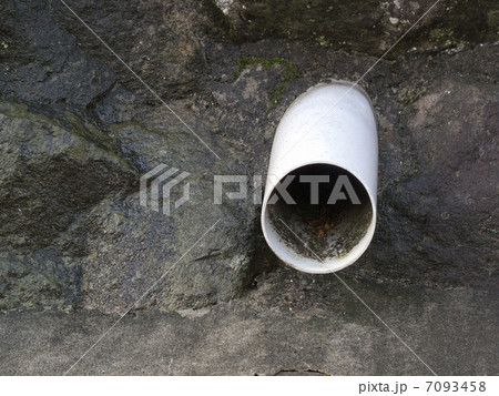 民家の排水パイプ 7093458