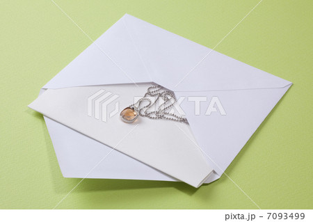 白い封筒に入れた手紙とネックレス 7093499