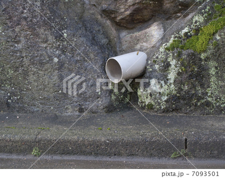 民家の排水パイプ 7093501