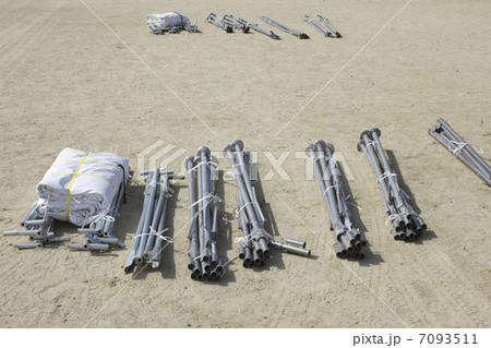 仮設テントの組み立て準備 7093511