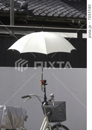 自転車のハンドルに取り付けた日傘 自転車のハンドルに取り付けた日傘 7093580