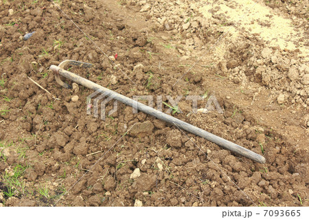 田んぼの農機具 7093665